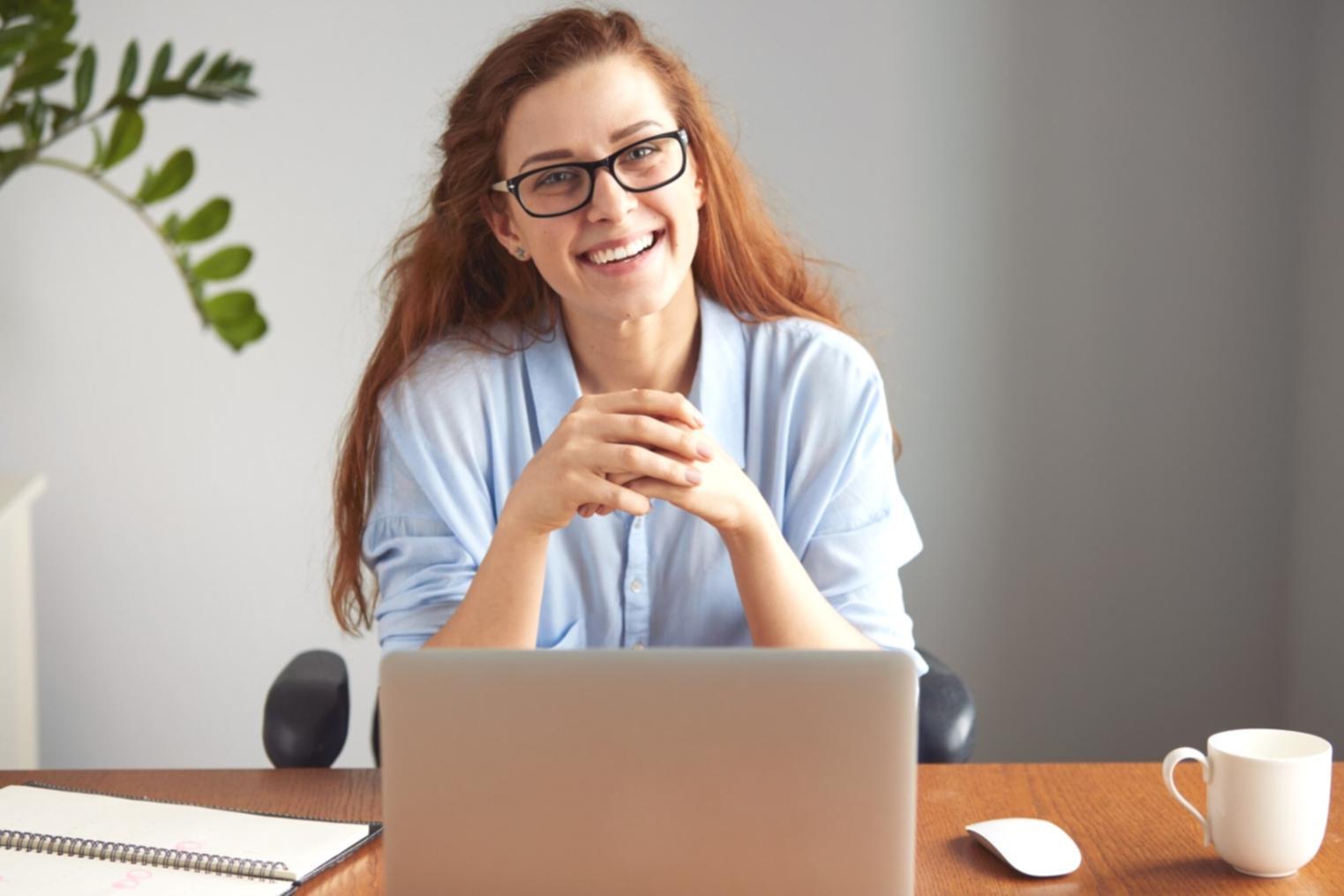 Atelier pratique de gestion budgétaire avec participants travaillant en groupe